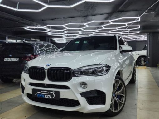 BMW X5 — полировка кузова с нанесением керамики, тонировка стекол, нанесение на стекла антидождя