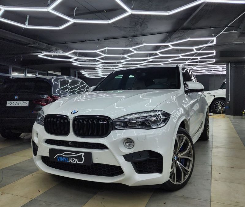 BMW X5 — полировка кузова с нанесением керамики, тонировка стекол, нанесение на стекла антидождя