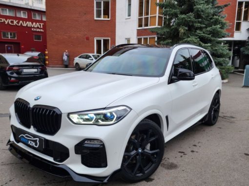 BMW X5 — бронирование кузова матовой сатиновой пленкой и установка М обвеса