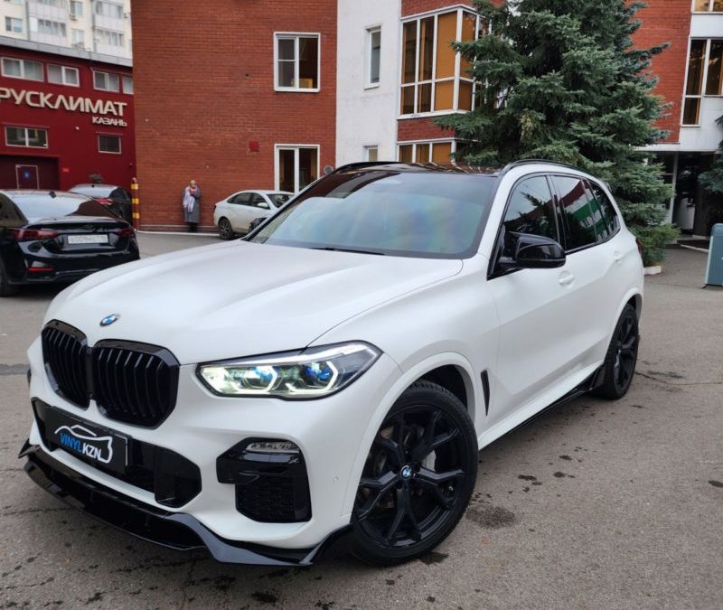 BMW X5 — бронирование кузова матовой сатиновой пленкой и установка М обвеса