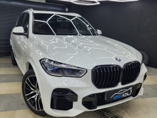 BMW X5 G05 — бронирование прозрачной полиуретановой плёнкой капота, бампера, часть крыши, зеркал и под ручками