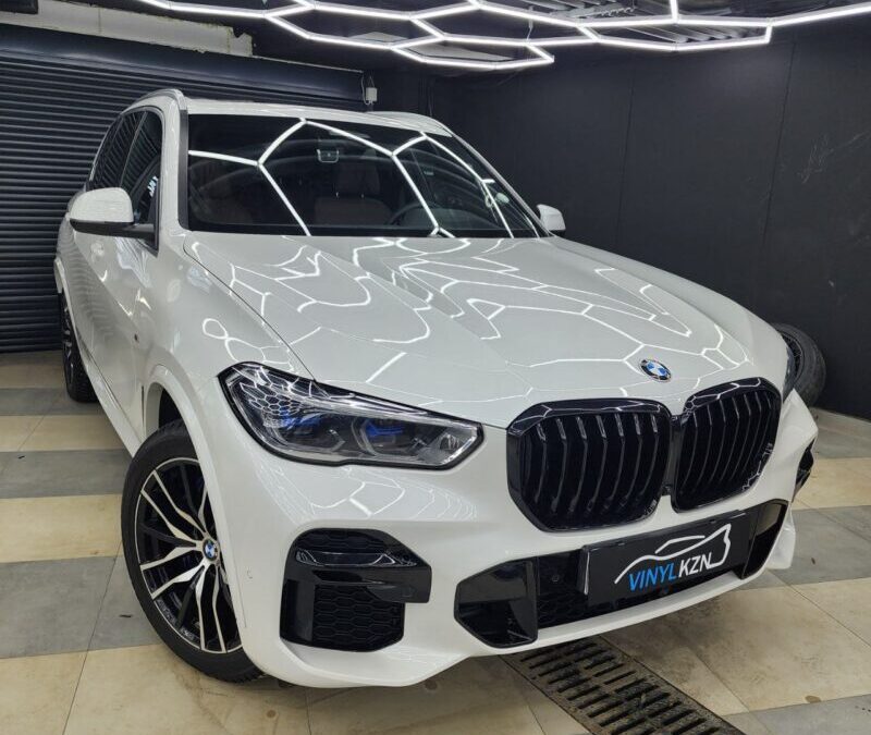 BMW X5 G05 — бронирование прозрачной полиуретановой плёнкой капота, бампера, часть крыши, зеркал и под ручками