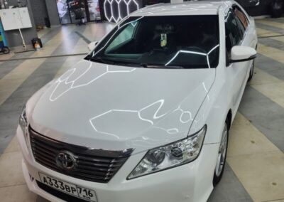 Toyota Camry — оклеили крышу и боковые зеркала черной глянцевой пленкой