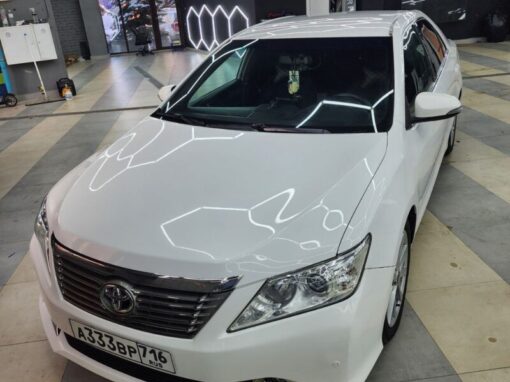 Toyota Camry — оклеили крышу и боковые зеркала черной глянцевой пленкой