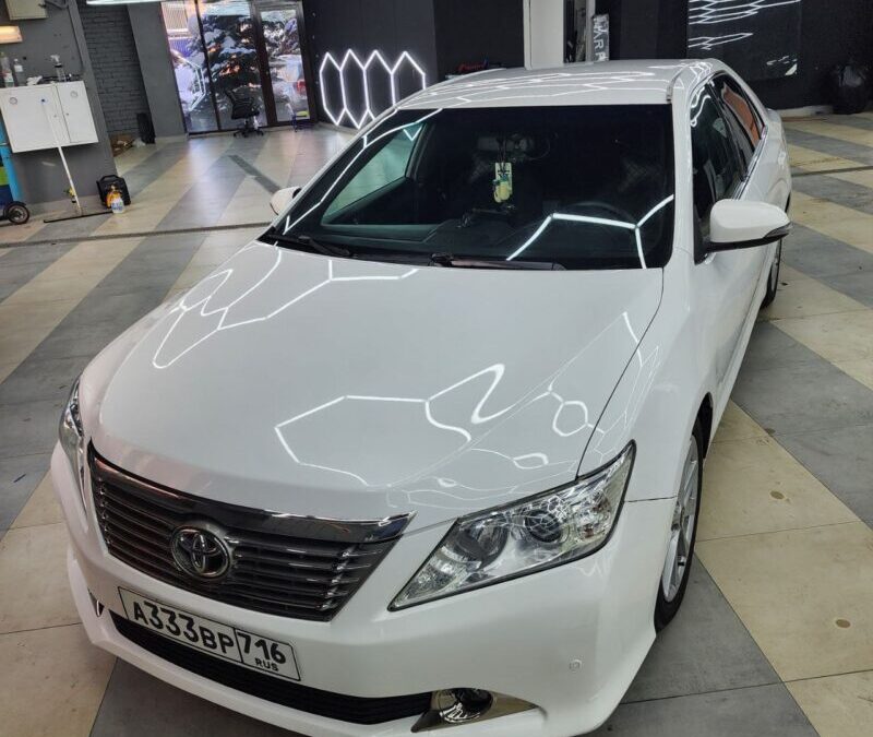 Toyota Camry — оклеили крышу и боковые зеркала черной глянцевой пленкой