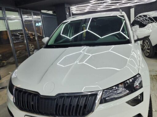 Skoda Karoq — забронировали прозрачной полиуретановой плёнкой капот и часть крыши