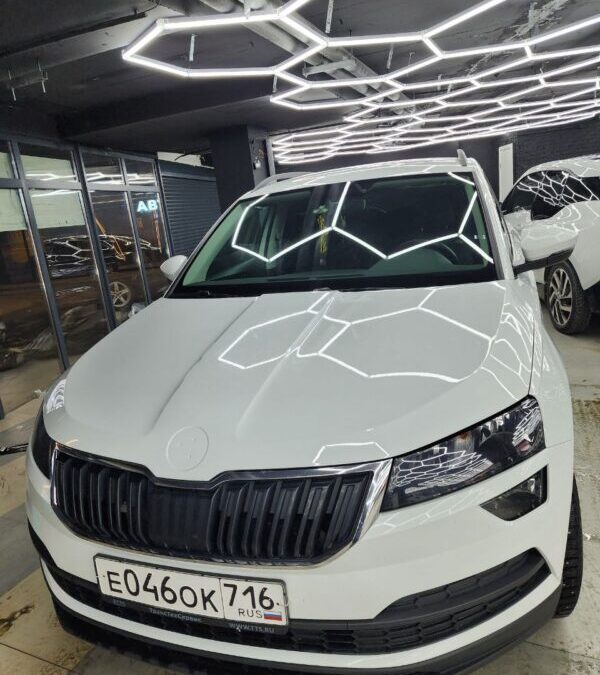 Skoda Karoq — забронировали прозрачной полиуретановой плёнкой капот и часть крыши