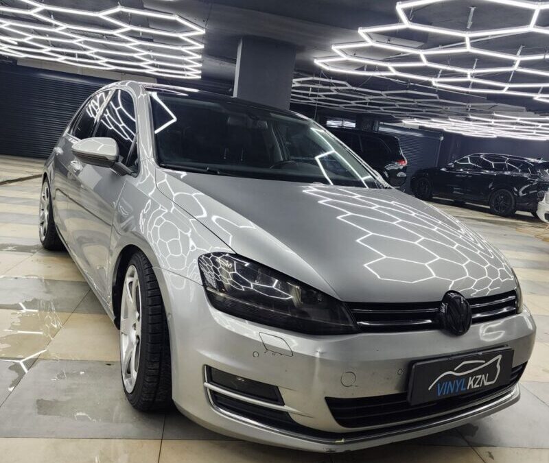 Volkswagen Golf — забронировали полиуретановой плёнкой капот, крылья, зеркала, под ручками, часть крыши