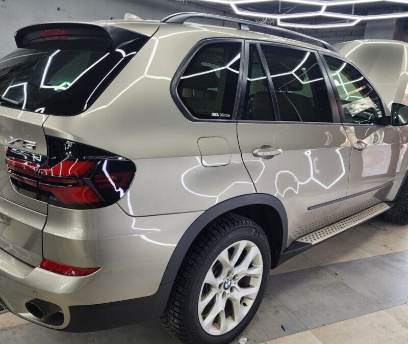 BMW X5 — выполнили качественную химчистку салона автомобиля