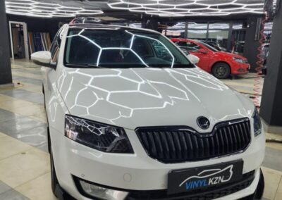 Skoda Octavia — оклейка крыши, тонировка атермальной пленкой стекол, установка сплиттера бампера