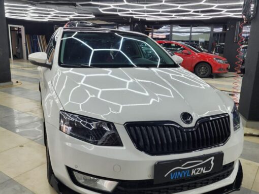 Skoda Octavia — оклейка крыши, тонировка атермальной пленкой стекол, установка сплиттера бампера