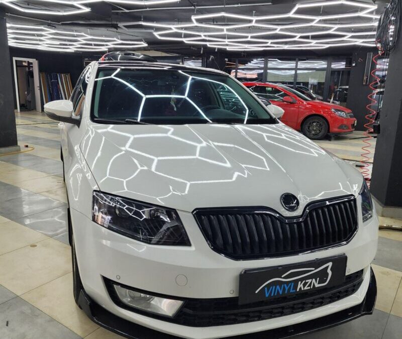 Skoda Octavia — оклейка крыши, тонировка атермальной пленкой стекол, установка сплиттера бампера
