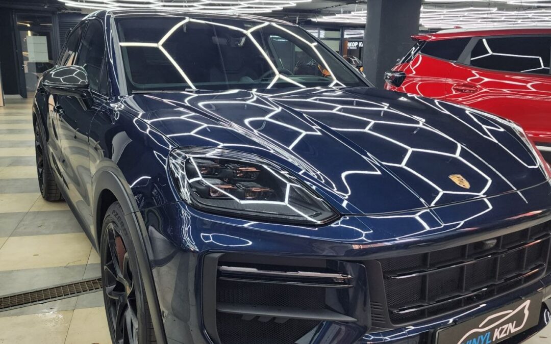 Porsche Cayenne- забронировали качественной полиуретановой плёнкой лобовое стекло.