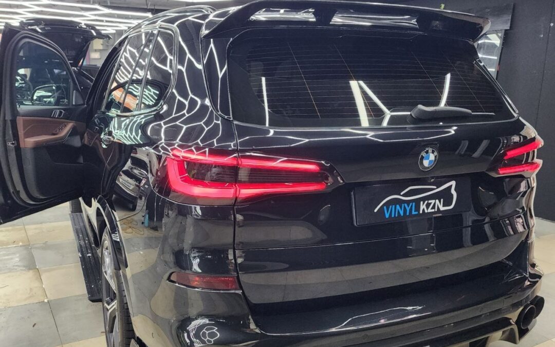 BMW X5 G05 — оклейка задних фар, установка сплиттера, ремонт дефлектора воздуховода