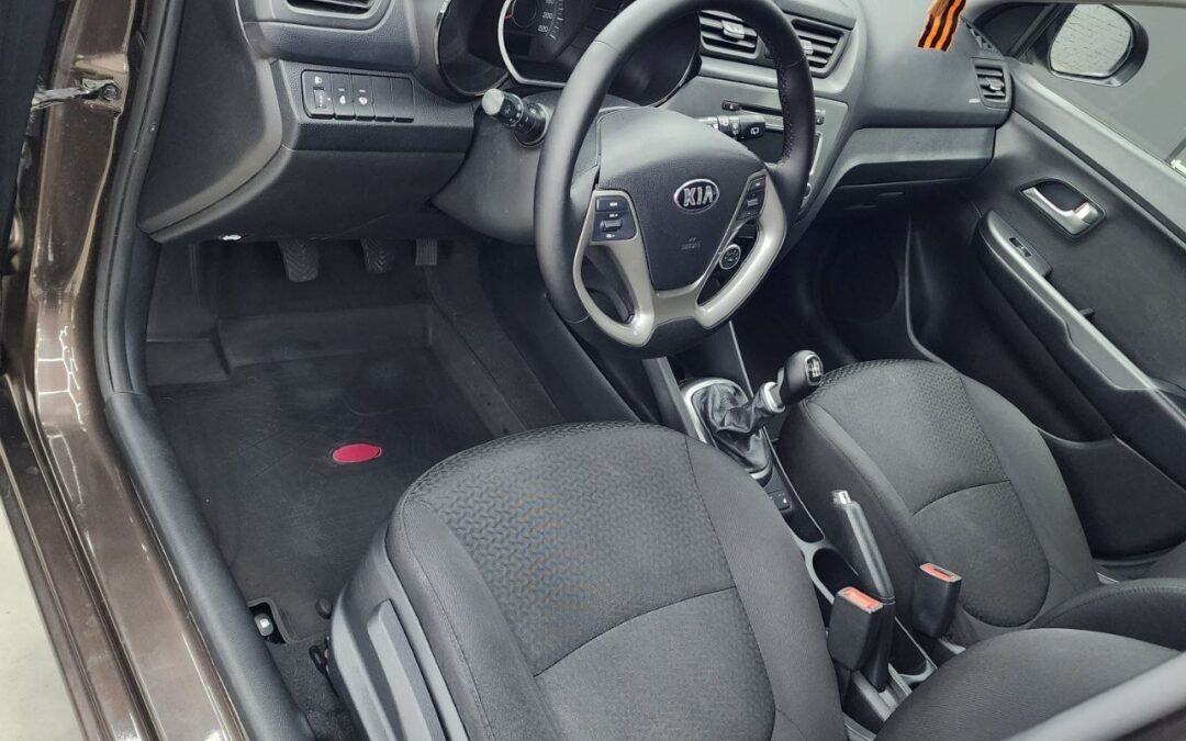 Kia Rio — химчистка салона, перешив руля и ручки кпп, ремонт вмятины