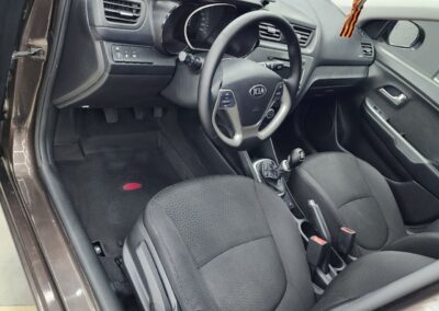 Kia Rio — химчистка салона, перешив руля и ручки кпп, ремонт вмятины