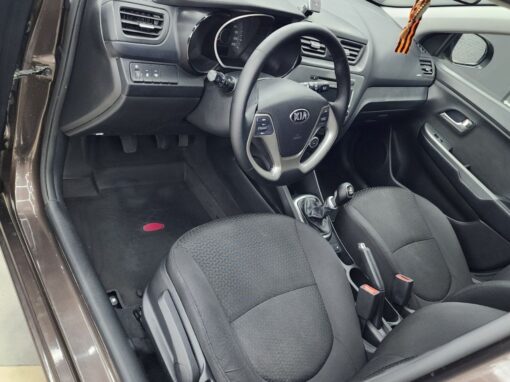 Kia Rio — химчистка салона, перешив руля и ручки кпп, ремонт вмятины