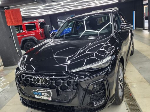 Audi Q5 — установили бесштыревые доводчики дверей, бронирование мониторов, тонировка