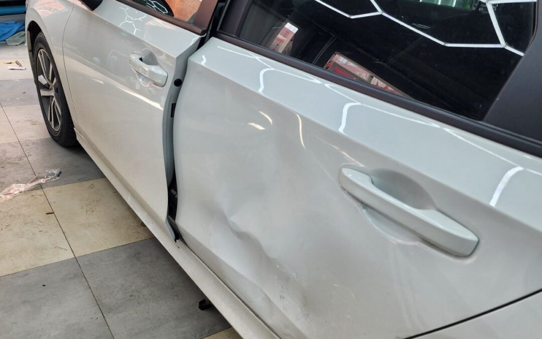 Honda Civic — ремонт сложной вмятины на двери без покраски методом PDR