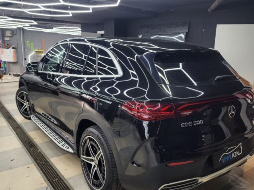 Mercedes EQE — установили доводчики дверей.